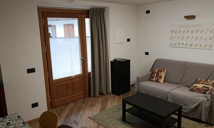 Isolaccia Apartamento | Apartment 'Appartamento Via Livigno' with Mountain View, Balcony and Wi-Fi