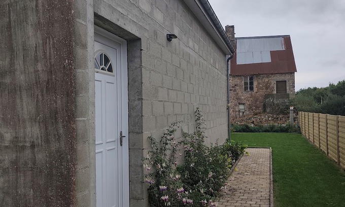 Bricquebec-en-Cotentin Apartamento | Loft with small kitchen. Suitable for students or people on the move