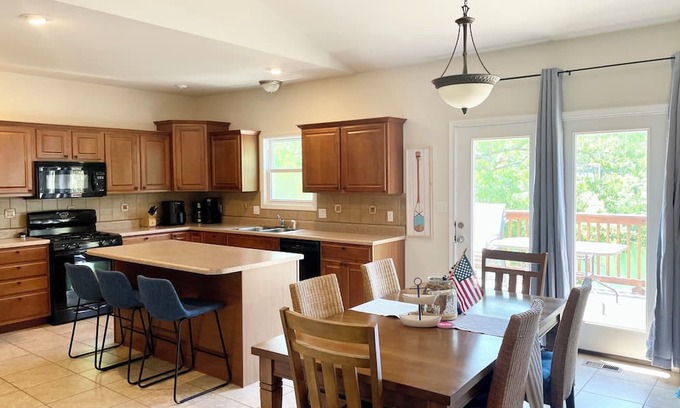Bonne Terre Casa | Serene retreat with lake views. Long-term rental and family friendly.