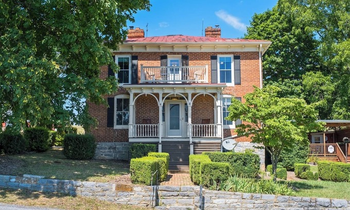 Linville Otro | Tranquil 4-bedroom farmhouse in Linville with AC, WiFi. Enjoy the serenity