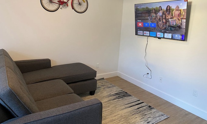 East Newton North Casa | Spacious 3-bedroom Suite in fabulous Surrey Wi-Fi, EV Charging, Basketball Court