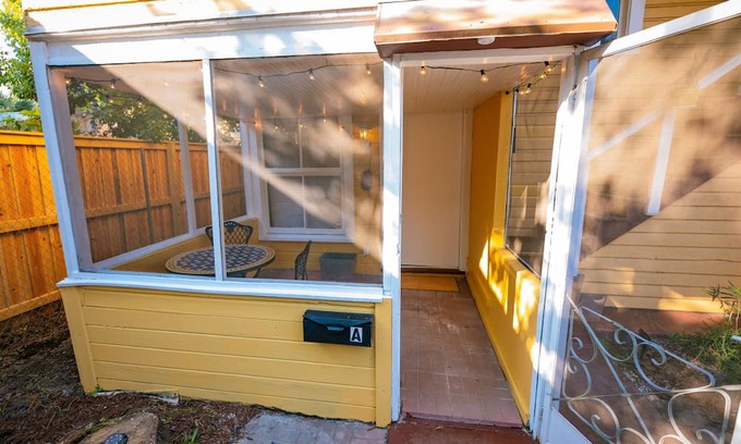Lake Eola Heights Cabaña | Charming DT Orlando cottage in brilliant location w/ fast WiFi, AC, Pet Friendly