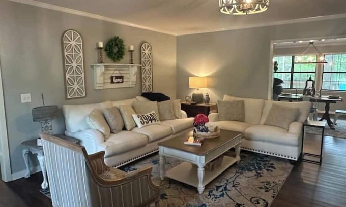 Laurel Casa | The Parker House-Stylish 3 Bedroom 2.5 miles to Downtown Laurel