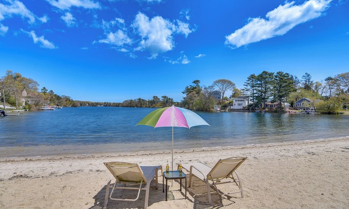 White Island Shores Cabaña | Cottage on Private Pond w/ Beach in Wareham