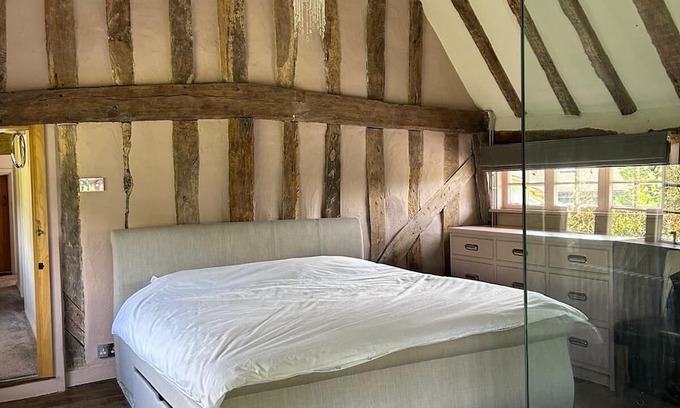 Bishop's Stortford Otro | Charming 500-Year-Old Farmhouse - Modern Comforts