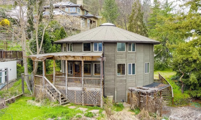 Skidmore Academy Historic District Casa | Monthly Rental Circular House blocks to Downtown & Oregon Shakespeare Festival