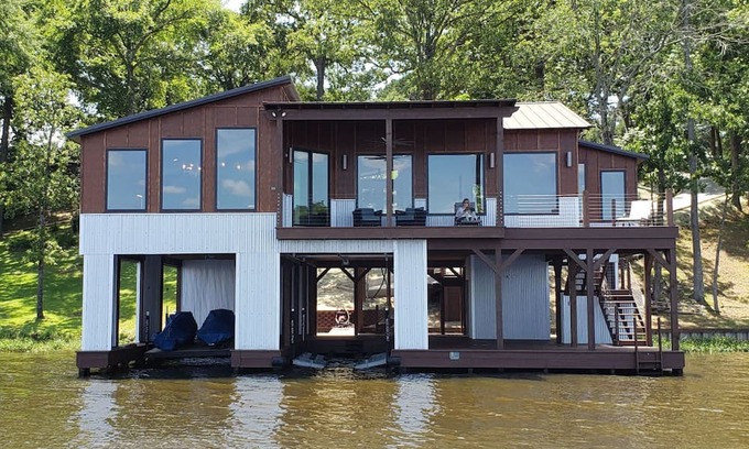 Tyler Alquiler De Eote | Incredible boathouse built on top of the beautiful Lake Tyler!