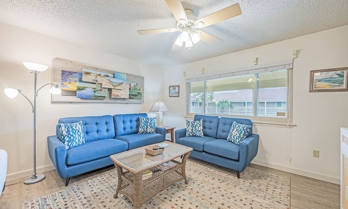 Port Aransas Condominio | Roomy 1 BDRM Large Pool w/ a Private Courtyard and a 5 Min Walk to the Beach