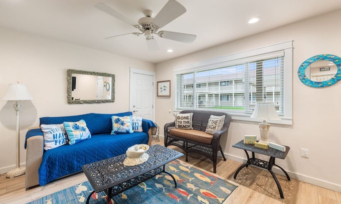 Port Aransas Condominio | Roomy 1 BDRM Large Pool w/a Private Courtyard and a 5 Min Walk to the Beach