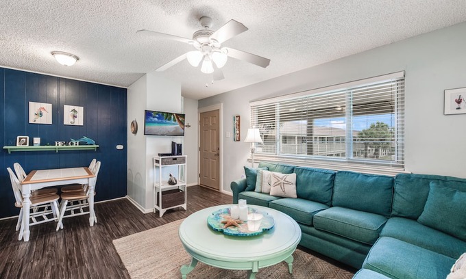 Port Aransas Condominio | Roomy 1 BDRM Large Pool w/ a Private Courtyard and a 5 Min Walk to the Beach