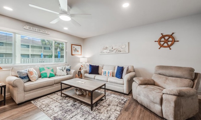 Port Aransas Condominio | Roomy 1 BDRM Large Pool w/ a Private Courtyard and a 5 Min Walk to the Beach