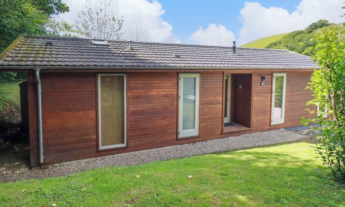 Looe Cabaña | 1 HEDGEROWS, country holiday cottage, with hot tub in Lanreath