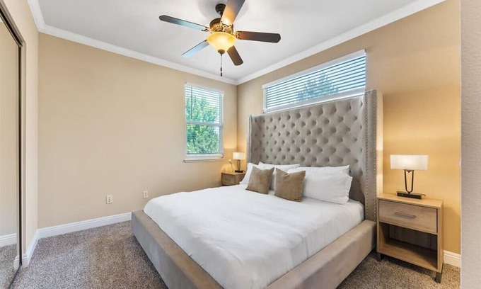 Reno/Tahoe Airport Apartamento | 2BR Getaway Pool, Gym, Basketball Court & Theater Access