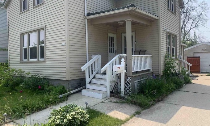 Downtown Casa | Cozy 1-bedroom house in Sheboygan walking distance to the lake and downtown.