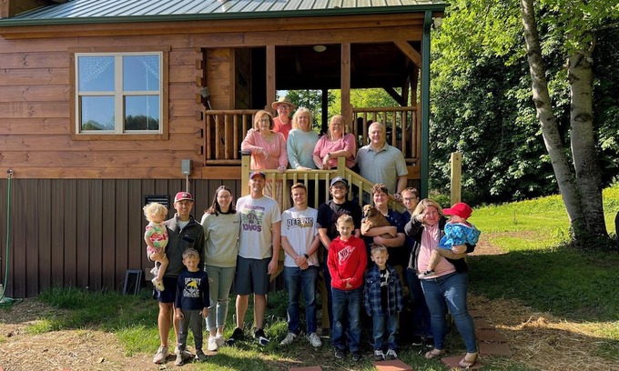 Altamont Cabina | Cozy 1 BR cabin 100 feet from the Linville River near Newland, NC. EV charger