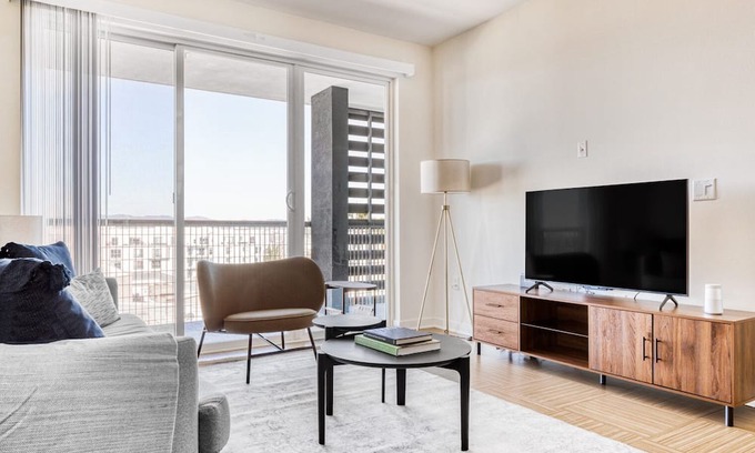 Del Rey Apartamento | Deluxe Marina del Rey 2BR w/ Pool & Gym, steps to beach, by Blueground