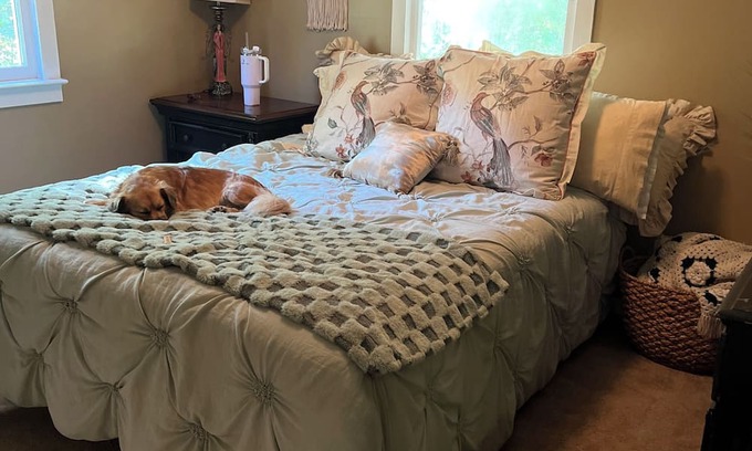 Pawleys Island Casa | Cute cottage in Pawleys with 2 queen beds and 2 full baths that allow pets!