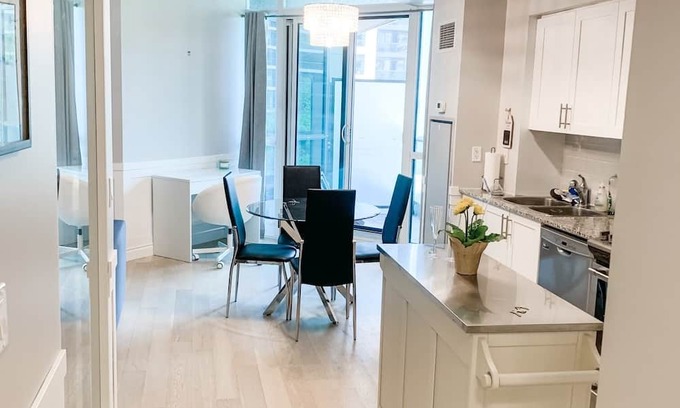 Bathurst Quay Condominio | Luxury Waterfront Downtown Condo w/ Pool & Parking
