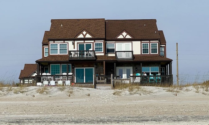 Emerald Isle Casa | Beautiful Oceanfront Beach Townhouse