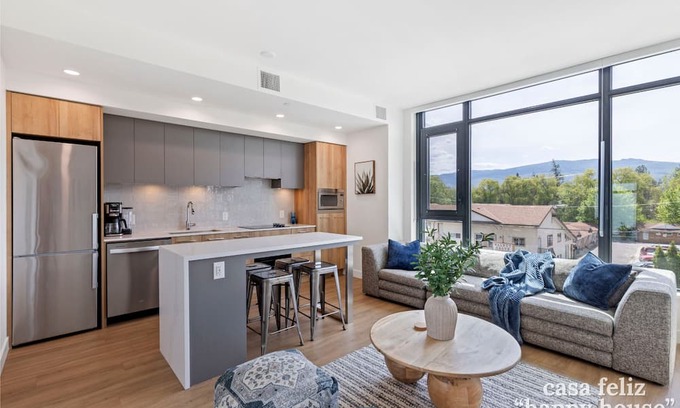 South Pandosy Apartamento | Lakeside Retreat w/Rooftop Pool, Hot Tub, Firepits & BBQs – 10 min to Downtown
