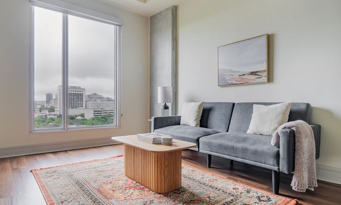 West End Apartamento | Blueground | Downtown Austin, pool, nr Congress