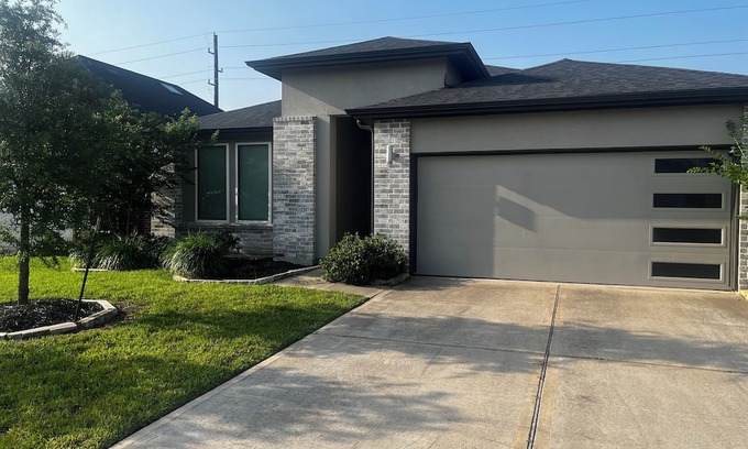 Katy Casa | Charming 3-bedroom house with Pool, WiFi and AC in delightful Katy