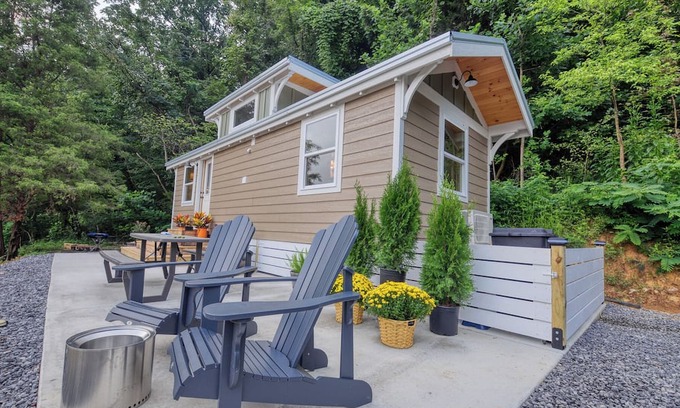 Newport Cabina | The Leconte Tiny Home Overlooking the Pigeon River
