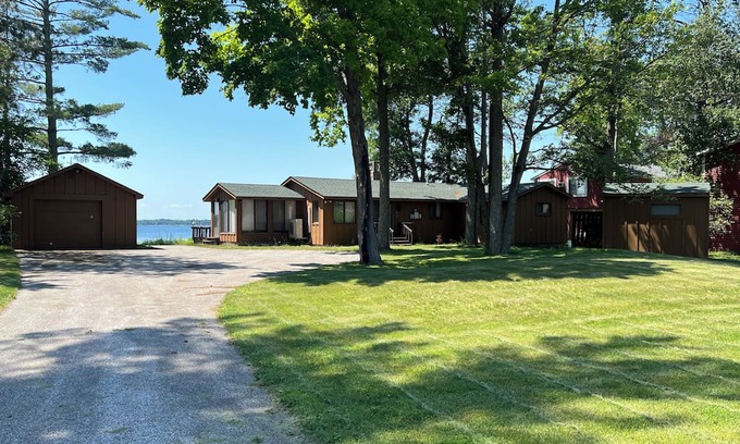 Sturgeon Lake Cabina | Charming 2-bedroom cabin in serene Sturgeon Lake with AC
