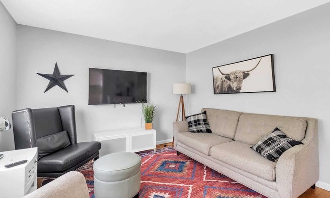 Pontiac Casa | NEW! Beautiful retreat Home Near Auburn Hills/Waterford