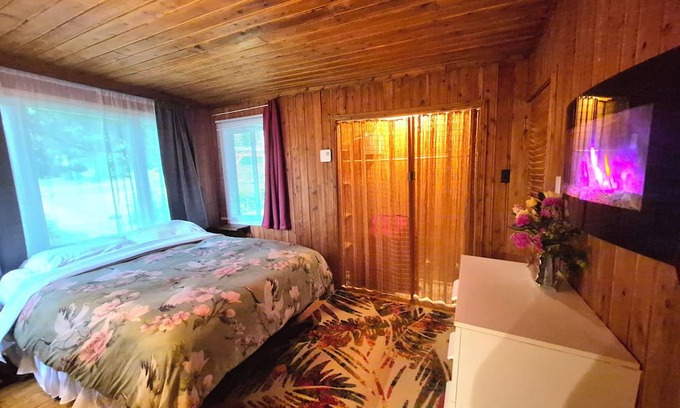 Saint-Gabriel Chalet De Esquí | Beautiful & Peaceful 4-Bedroom Chalet – 1 Min Walk to Beach & Restaurants!