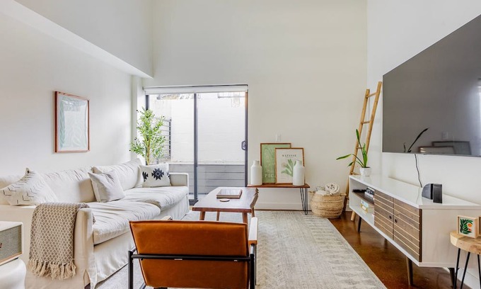 East Hollywood Apartamento | Blueground | East Hollywood, pool, nr Griffith Park