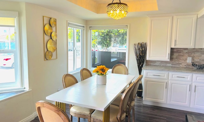 Westminster Casa | Spacious Disney , Beach Home for 14 people in charming Midway City
