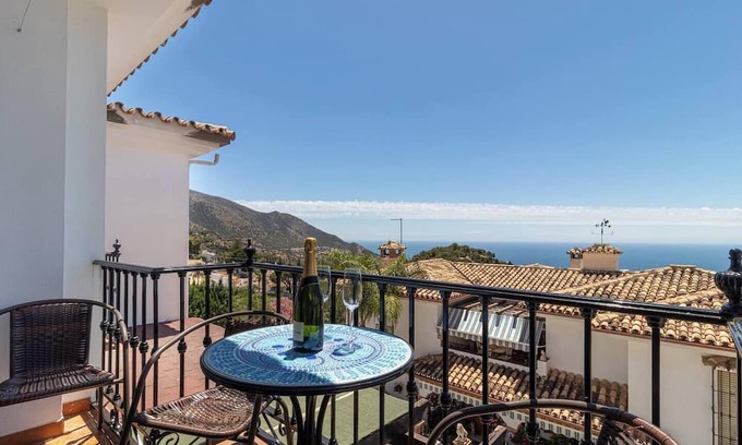 Mijas Apartamento | Discover this charming 3-bedroom apartment in the heart of Mijas Pueblo