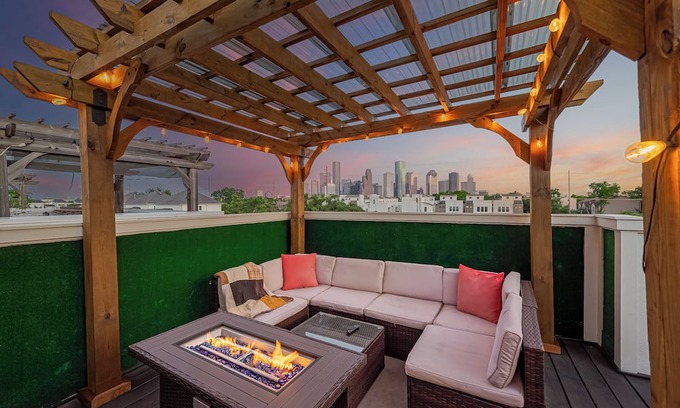 Washington Ave./ Memorial Park Casa | Luxury Downtown 3BR Gem W/ Skyline View - Lower Heights