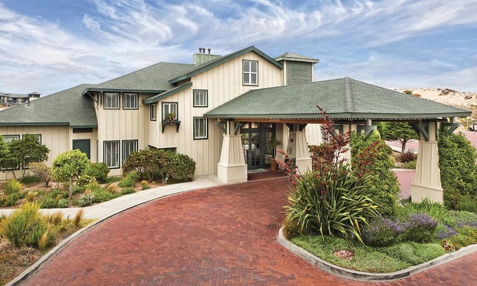 Marina Complejo | Charming 2BDRM, Fireplace, W/D, SPA, Pool, hot tub, on OCEAN with beach access
