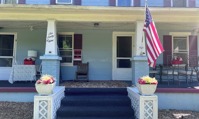 Milford Apartamento | 2-bed apt near Old Milford shops and dining. Beautiful parks and bike trail.