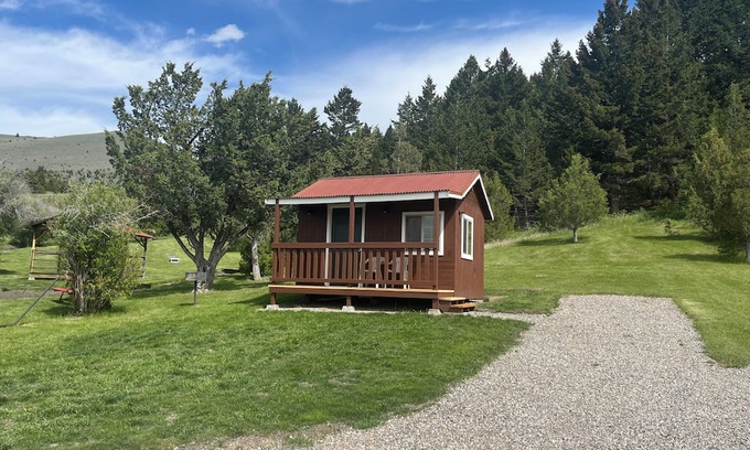 Virginia City Cabina | The Mattie White Bear - Tranquil 1 Room Cabin in Virginia City