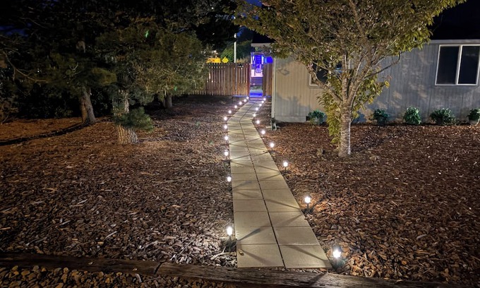 Florence Casa | Comfy RV with Hi Speed WiFi & Fire Pit centrally located in quiet neighborhood.