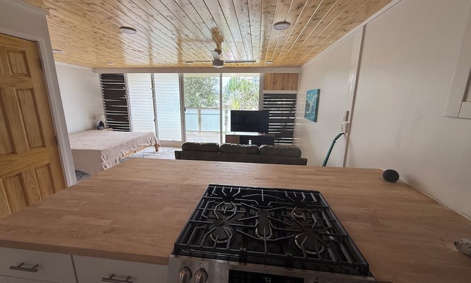 Punaluu Condominio | Tranquil 1-bedroom condo on a sandy beach in Hauula