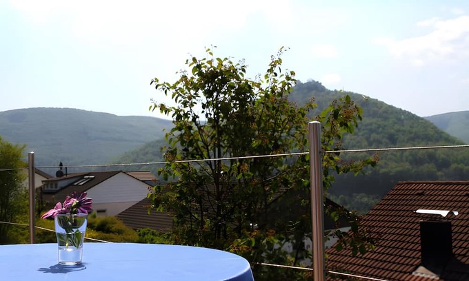 Bad Urach Apartamento | Apartamento 'Fewo2' con vistas a la montaña, terraza privada y Wi-Fi