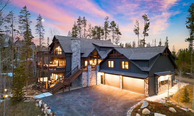 Elk Court Cabins Casa | Winterhaven Estate by AvantStay | Sleeps 19 Guests | Views, Firepit, Hot Tub