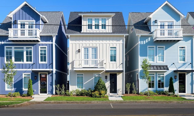 Buena Vista Casa | Sleeps 36 | 3 Homes, Minutes to Downtown+Broadway | 12BDR Group Getaway in Nash!