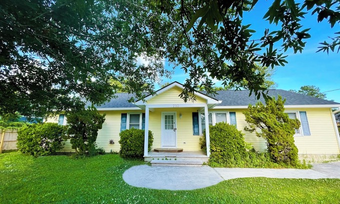 Morehead City Casa | Spacious 4 Bedroom Bungalow - Quiet and Central Location!
