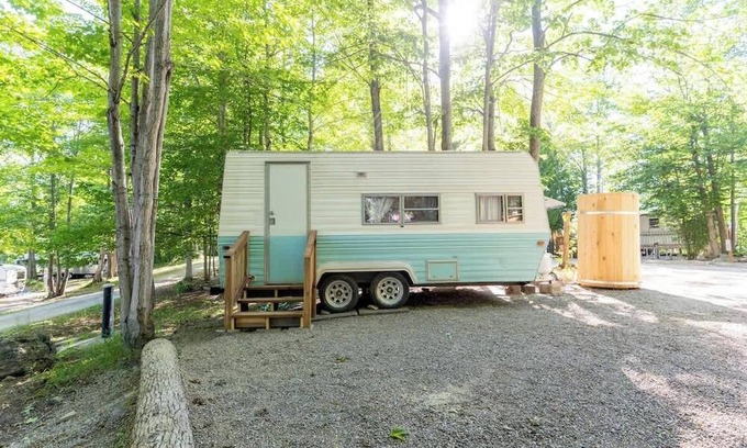 Miller Lake Casa | Beautiful Little Blue RV near Tobermory