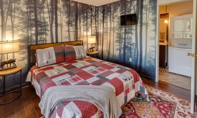 Lincoln Casa | Updated Mountainside Condo