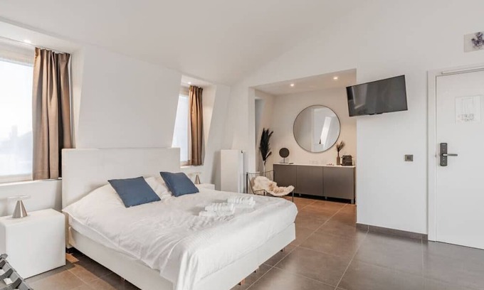 Kristus-Koning Apartamento | Luxury two-room suite with balcony near city center