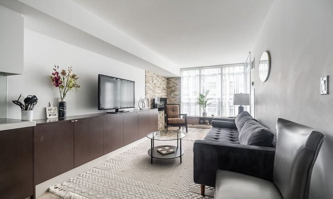 Wellington Place Casa | Amazing 2BR Suite - Heart of Toronto - Free Parking