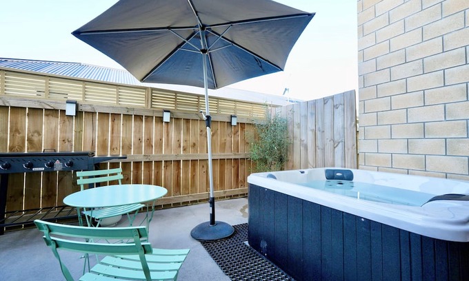 Hamilton Casa | Modern Oasis with Spa, close to chopping centre!