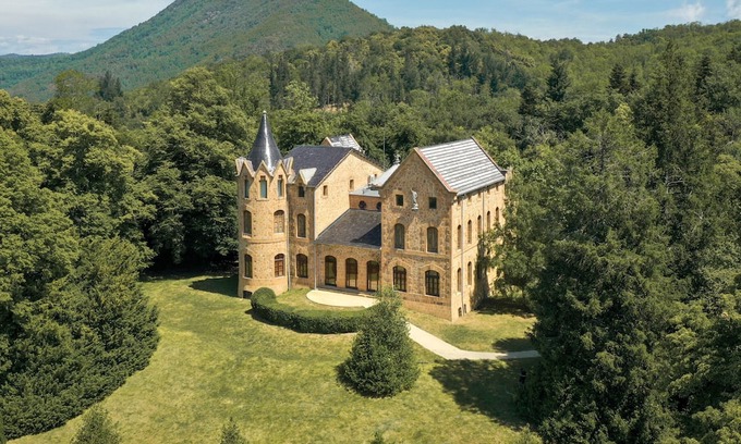 Sant Hilari Sacalm Villa | Castillo modernista elegante en Cataluña, España, con piscina, torre y capilla