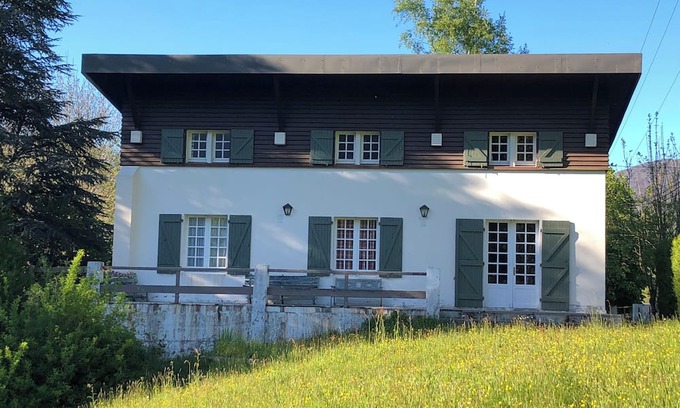 Campan Chalet De Esquí | BEAUTIFUL PYRENEAN MOUNTAIN CHALET.